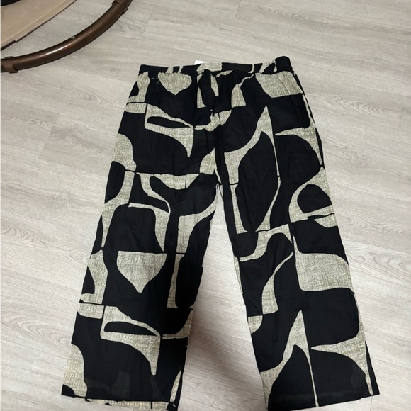 Black & Beige Abstract Pattern - Picture 3 of 4